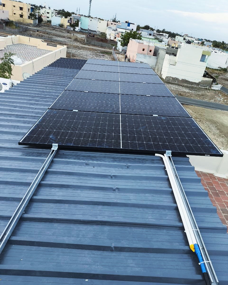 LOOM 3KW SOLAR ON-GRID TIE SYSTEM👉 Loom solar 550 6 panels👉 Microtek 3Kw on-grid tie inverte