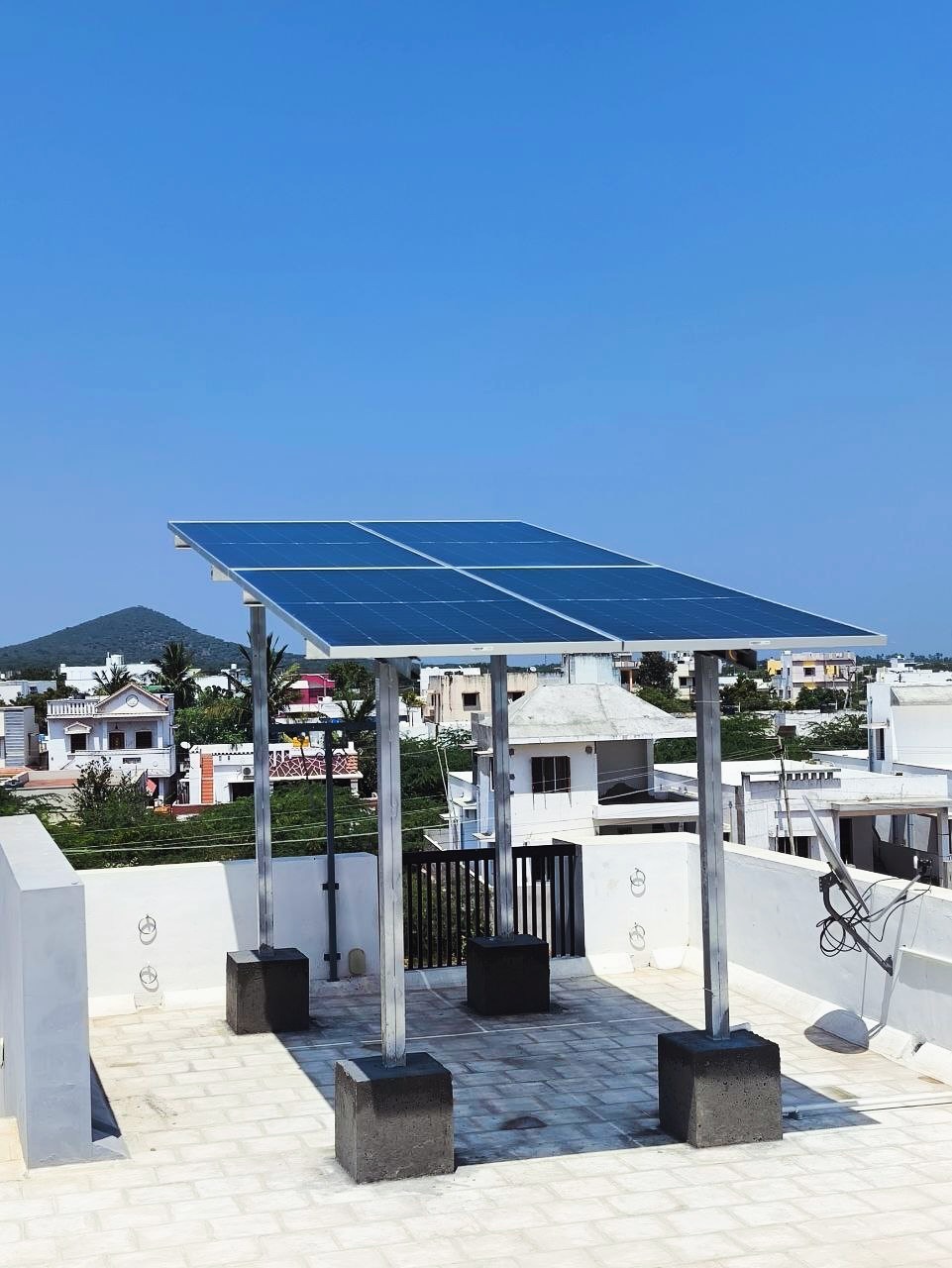 Loom 2kw SOLAR ON-GRID TIE SYSTEM👉 Loom Solar Panel 545wp x 4 no’s 👉 Luminous 3Kw solar on-gri